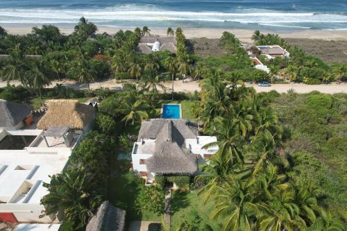 Casa Maya private villa on the beach في بويرتو إسكونديدو: اطلالة جوية على المنزل والشاطئ