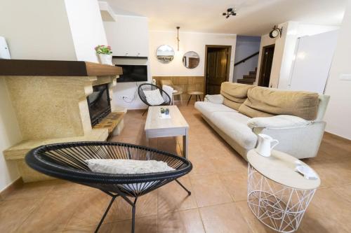 - un salon avec un canapé et une table dans l'établissement Camín de Mañanga, à Llanes