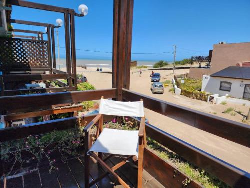 una silla en el balcón con vistas a la playa en el Hotel Barracuda en Villa Gesell
