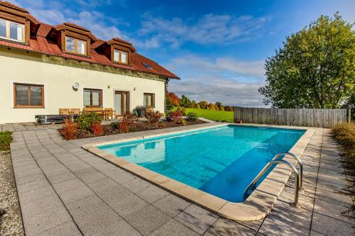 basen przed domem w obiekcie Apartmán Nahoře w mieście Vacov