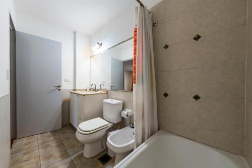 een badkamer met een toilet, een wastafel en een douche bij David Luque 140 - B General Paz in Cordoba