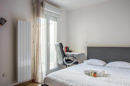 une chambre avec un lit avec une chaise et une fenêtre dans l'établissement Studio Difesa - Welkeys, à Courbevoie
