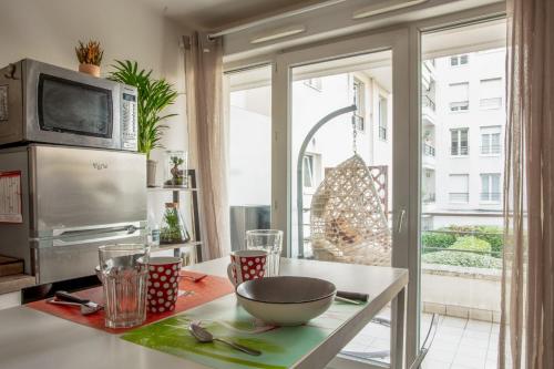 - une cuisine avec un comptoir et un bol sur une table dans l'établissement Studio Difesa - Welkeys, à Courbevoie