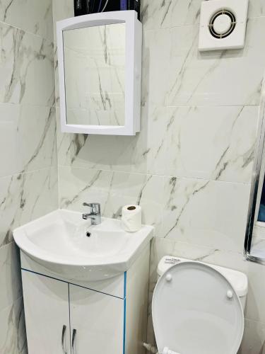 Beautiful and Homely 3 Bed House With FREE Parking So Close To Man City and City Centre photo 35