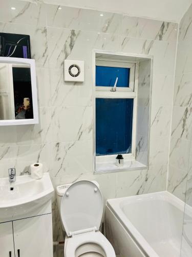 Beautiful and Homely 3 Bed House With FREE Parking So Close To Man City and City Centre photo 9