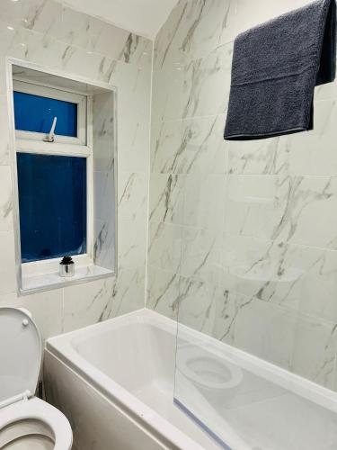 Beautiful and Homely 3 Bed House With FREE Parking So Close To Man City and City Centre photo 36