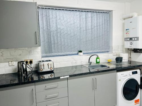 Beautiful and Homely 3 Bed House With FREE Parking So Close To Man City and City Centre photo 17
