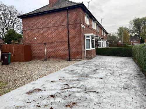 Beautiful and Homely 3 Bed House With FREE Parking So Close To Man City and City Centre photo 38