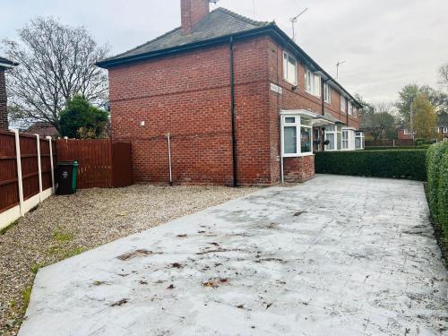 Beautiful and Homely 3 Bed House With FREE Parking So Close To Man City and City Centre photo 37