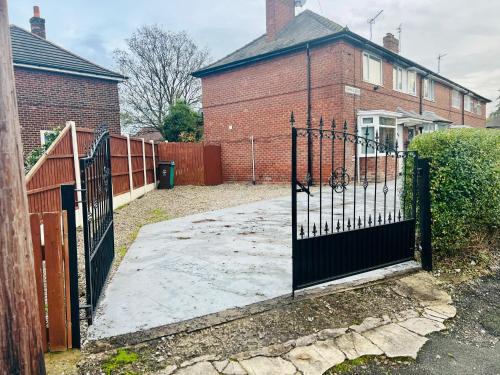 Beautiful and Homely 3 Bed House With FREE Parking So Close To Man City and City Centre photo 39