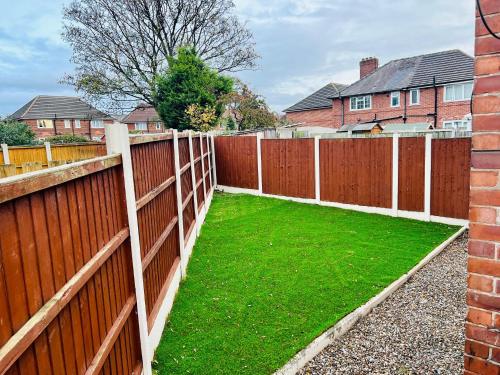 Beautiful and Homely 3 Bed House With FREE Parking So Close To Man City and City Centre photo 40