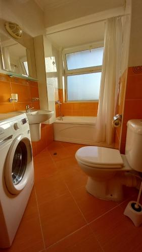 y baño con aseo y lavadora. en Апартамент в Комплексе Сансет Кошарица,Солнечный берег, en Kosharitsa