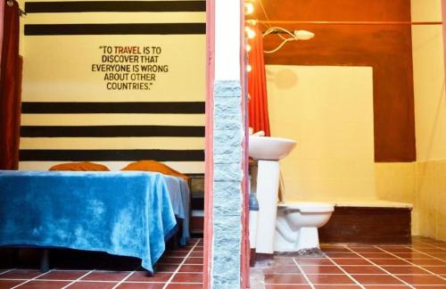 Habitación con baño con mesa y aseo. en 4 Grados Hostal, en Guatemala
