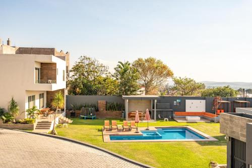 a backyard with a swimming pool and a house at Sierra Apartments Estudios en Oaxtepec in Oaxtepec