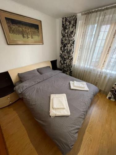 ein Schlafzimmer mit einem Bett mit zwei Handtüchern darauf in der Unterkunft Fabulous apartment in Chișinău in Chişinău