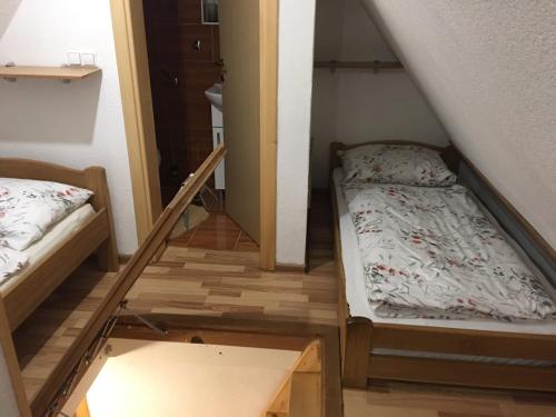 Giường trong phòng chung tại Vikendica RAJ