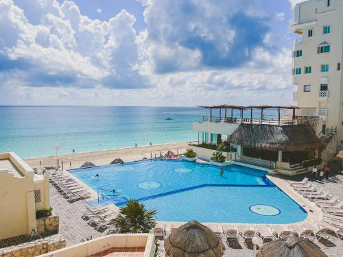 a view of a swimming pool and the beach at Cancun Plaza Condo Ocean front in Cancún