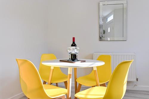 Nápoje v ubytování Sea Salt and Serenity-2 bedroom flat in The Mumbles-free parking
