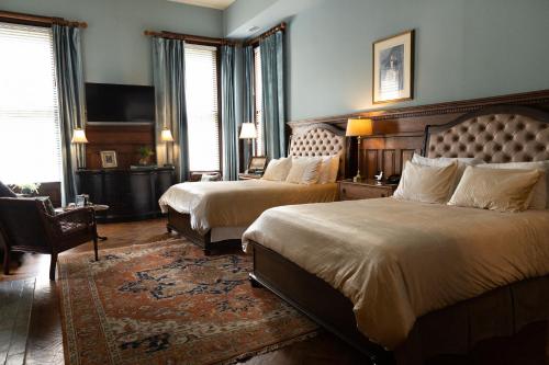 Ένα ή περισσότερα κρεβάτια σε δωμάτιο στο Forsyth Park Inn