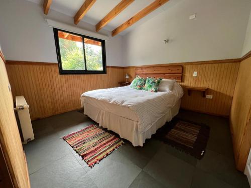 Postel nebo postele na pokoji v ubytování Cabañas El Roble Lican Ray