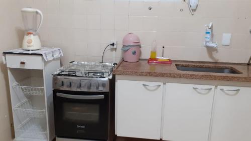 A kitchen or kitchenette at Apto acochegante com Praia e lazer