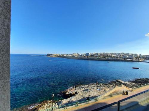 Cloud 7 Quality Sea Front Apartment