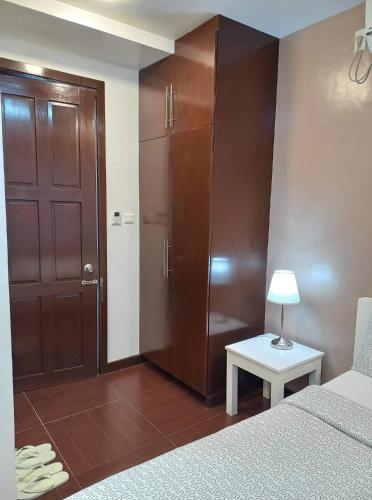 Postel nebo postele na pokoji v ubytování GLC SUITES