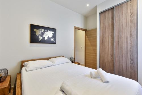1 dormitorio con 2 camas y puerta corredera en Appartement Portofino - Welkeys, en Antibes