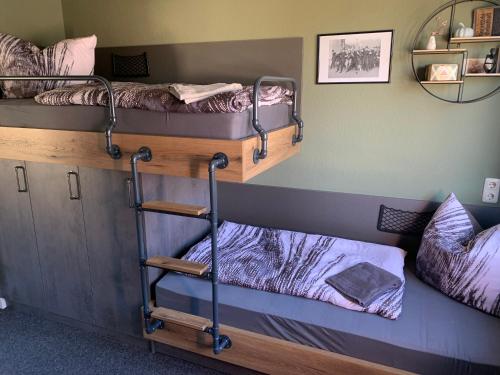 a room with two bunk beds and a mirror at Gästezimmer in einer Ferienwohnung Thiele in Roßwein in Roßwein