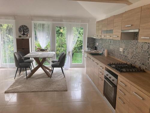 皮耶什佳尼的住宿－Villa Mato，一间带桌椅的厨房和一间用餐室