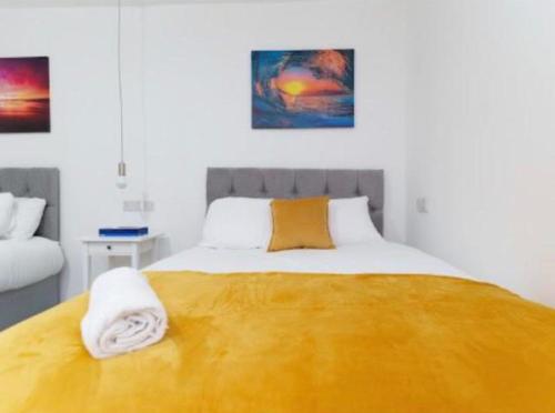 ein Schlafzimmer mit einem großen Bett mit zwei Handtüchern darauf in der Unterkunft Bayswater Apartments with Free Parking in Leeds