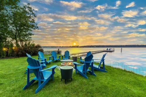 Waterfront home, city/sunset view & steps to beach
