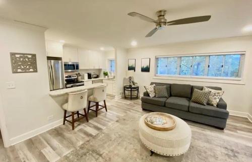 Cozy Downtown Atlanta Condo في أتلانتا: غرفة معيشة مع أريكة وطاولة