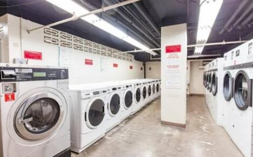 a laundry room with several washing machines in it at Cozy Downtown Atlanta Condo in Atlanta