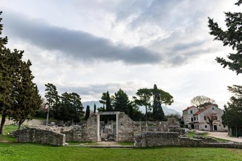 Κήπος έξω από το M&M Pelivan apartments