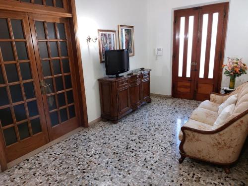 un soggiorno con divano e TV di Casa MARIA , Appartamento nel cuore della Toscana a Larciano