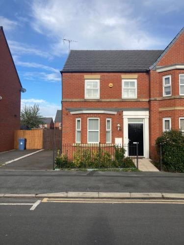 Cheerful Home FOR FOOTBALL, DOCKS AND CITY CENTRE Image