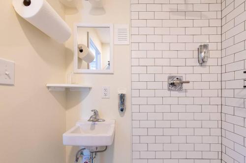 Baño blanco con lavabo y espejo en TheCozyCorner in Concord en Concord