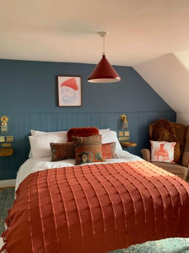 1 dormitorio con cama y pared azul en This must be the place - Arran, Lamlash, en Lamlash