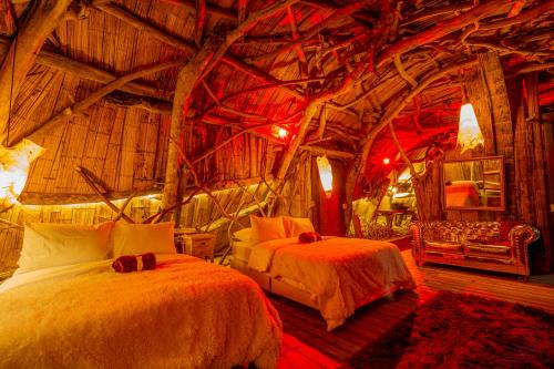 1 dormitorio con 2 camas en una habitación de madera en Bethel Lozana Guatape en Guatapé