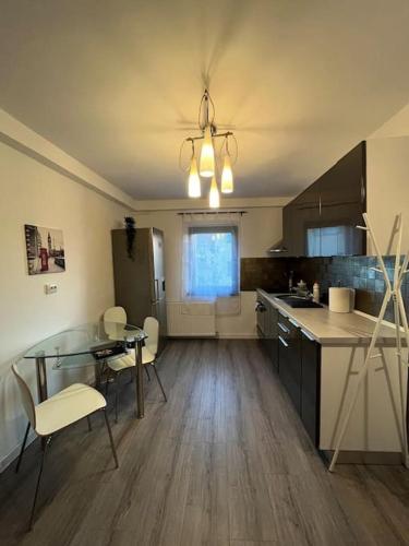 eine Küche und ein Esszimmer mit Tisch und Stühlen in der Unterkunft Mall Vitan studio Eveline in Bukarest