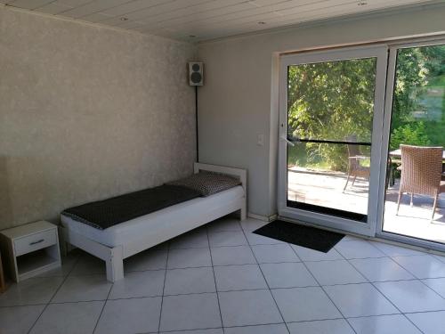 Cama o camas de una habitación en Ferienhaus Stein Haselweg