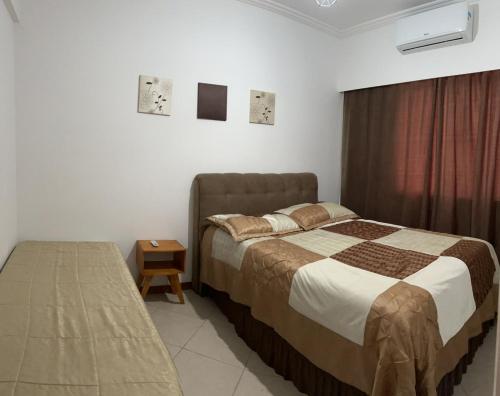 Un dormitorio con una cama grande y una ventana en Condomínio San Victor, en Bombinhas