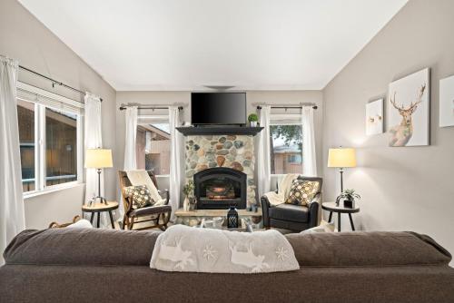 a living room with a fireplace and a couch at Walk to Downtown Festivities 2Bd2Ba Condo in Leavenworth