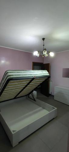 Cama en habitación con techo en Denda House, en Mariglianella