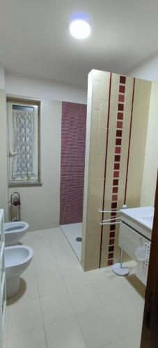 baño con 2 aseos y lavamanos en Denda House, en Mariglianella