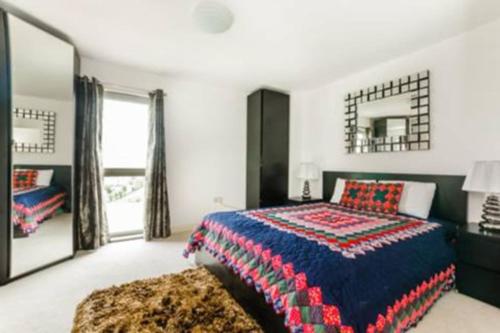 um quarto com uma cama e um espelho grande em Luxury 2 bedroom apartment in Central London with free Parking em Londres