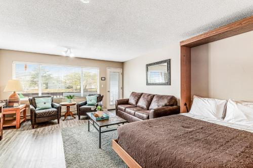 Proposal Rock View في نيسكوين: غرفة نوم مع سرير وغرفة معيشة