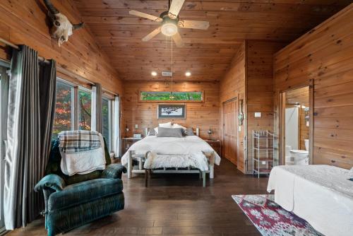 Un dormitorio con una cama y un ventilador de techo. en Mountain View Lodge Helen! Luxury Retreat in Downtown Helen!, en Helen