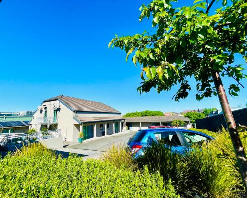 um carro azul estacionado em frente a uma casa em Quality Inn & Suites The Menzies em Ballarat